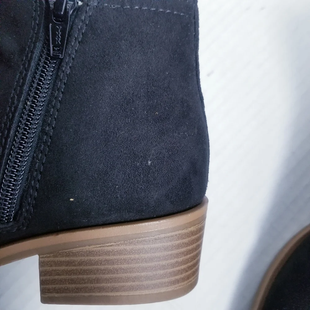 TIME AND TRU BLACK HEELED ANKLE BOOTS WITH BROWN SOLES SIZE 7